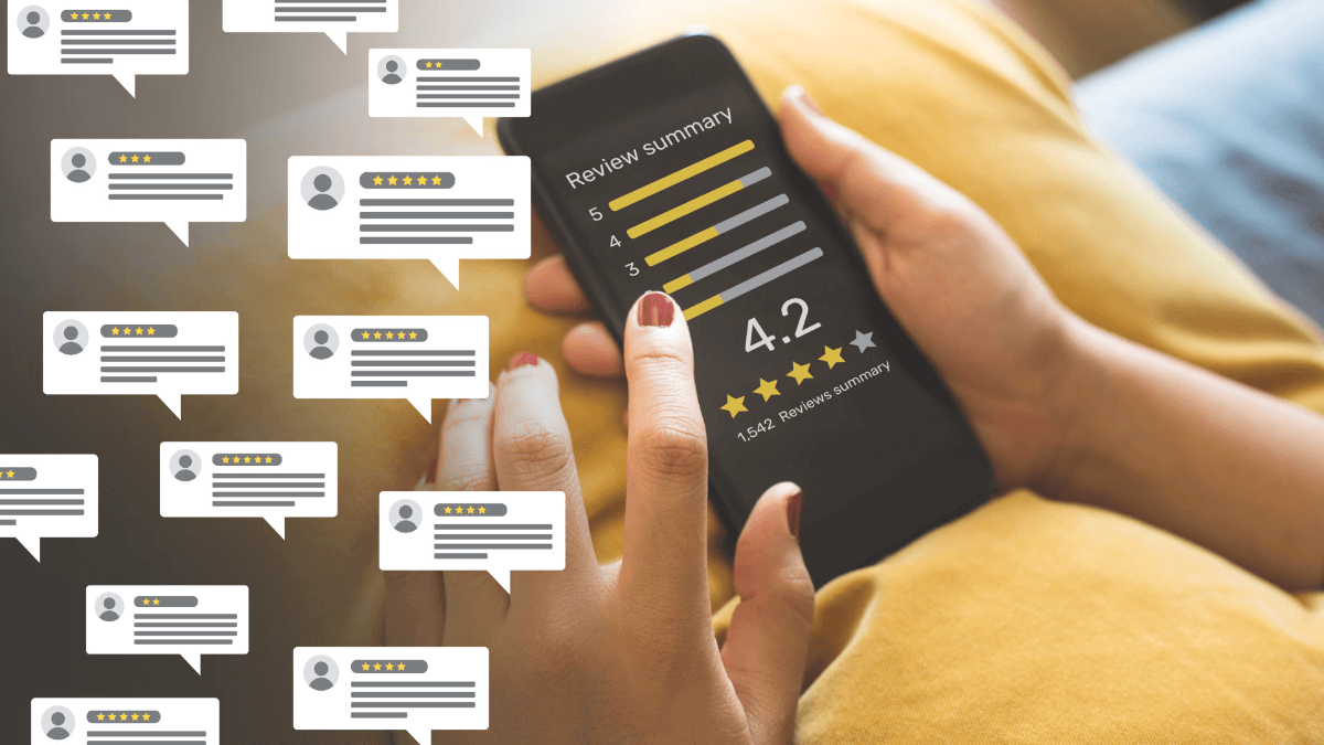 mulher verificando avaliações de algo em seu smartphone