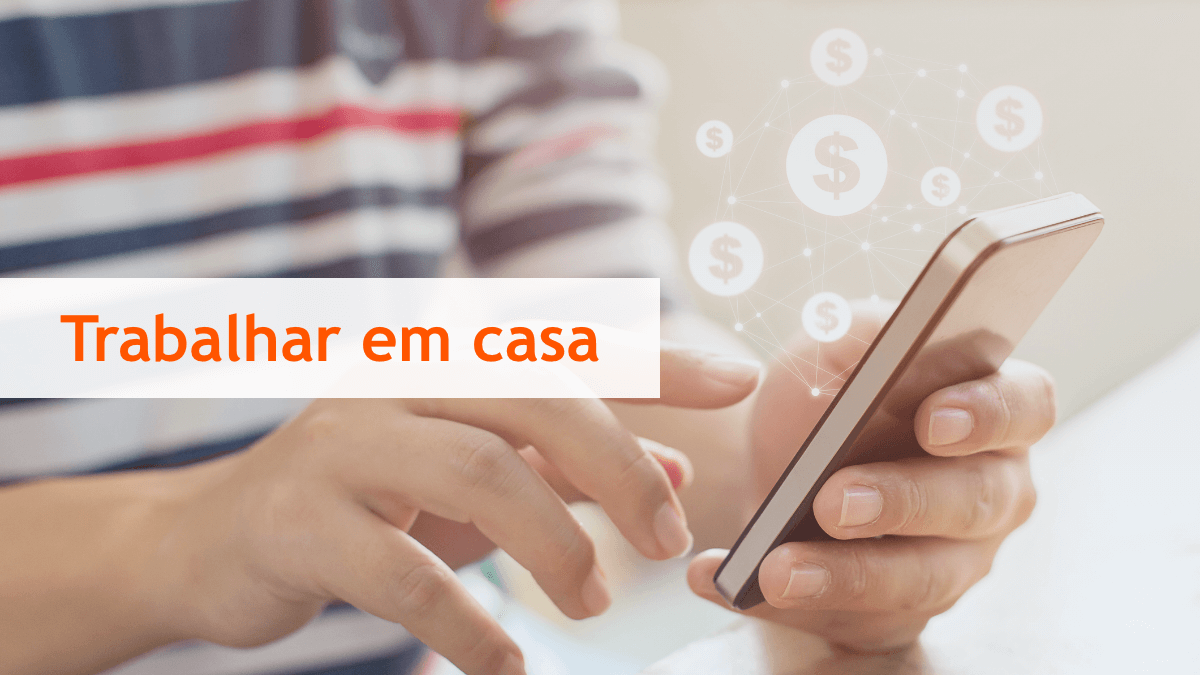 pessoa usando o smartphone; há ilustrações de moedas saindo da tela; à frente, o texto Trabalhar Em Casa